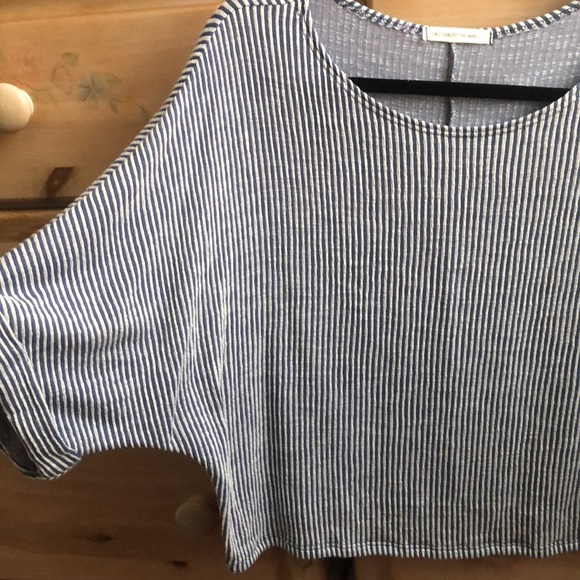 Textured Dolman Sleeve Crop Top - Picture 5 of 7